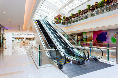 现代购物中心的自动扶梯背景图片