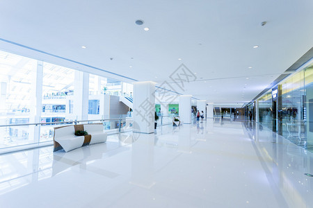 现代购物中心的内部背景图片