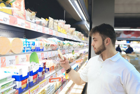 一个留着胡子的男人在超市买食物一个年轻人在超市货架图片