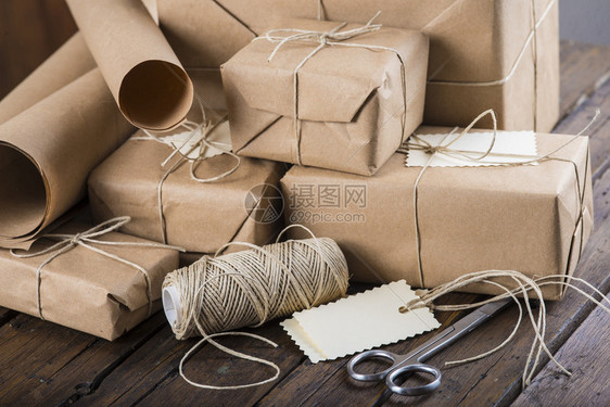 圣诞礼物包装和包裹在木制图片