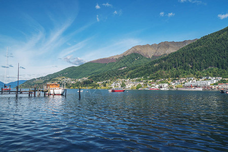 皇后镇湖畔市中心拍摄于新西兰南岛皇后镇著名湖泊瓦卡皮图湖图片