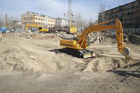 为开工准备场地从拆除的建筑物中清除垃圾图片