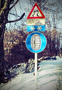 街道标志和冬季雪链的指示背景图片