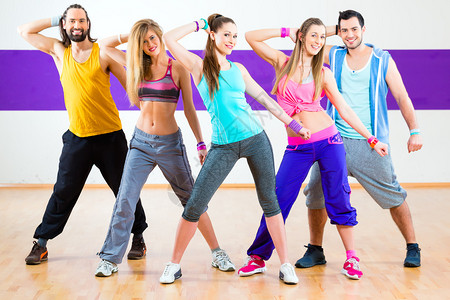 在舞蹈学校跳尊巴健身舞蹈的男女群背景图片
