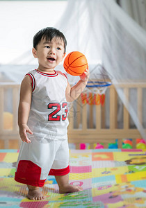 带球的婴儿穿着篮球服图片