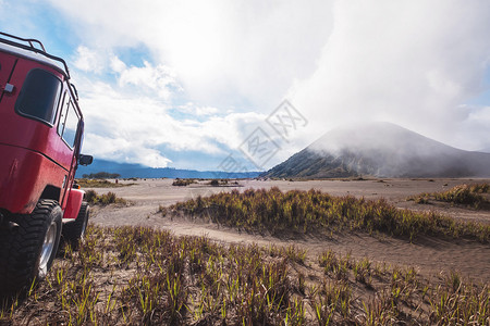 印度尼西亚Bromo山公路汽车上的红图片