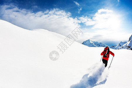 滑雪粉雪中的男滑雪者意大利阿尔图片