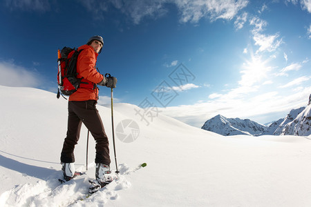 准备滑雪的青年滑雪者意大利白山图片