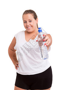 美丽的大女人用瓶水锻炼孤立在白色背景之上图片