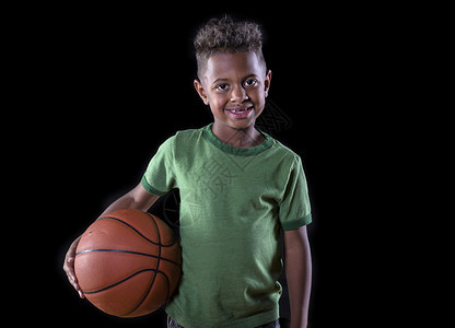 年轻可爱的非裔美国男孩拿着篮球图片