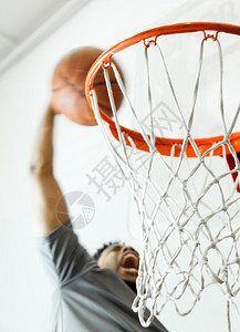 本泽马社媒庆祝击败利雅得胜利：今晚取得重要胜利，我们说到做到