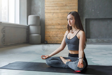 瑜伽课冥想练习的年轻女图片