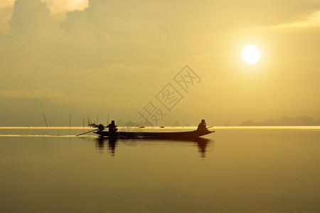 泰国湖边的渔夫图片