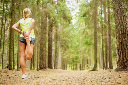 传奇同框！范戴克与卡洛斯互换球衣，两代顶级后卫惺惺相惜