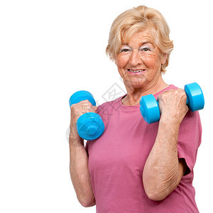 健康高龄妇女用体重锻炼的肖像白皮图片