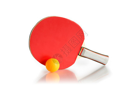 白色背景上的乒乓球拍和黄色球与剪切路径隔离图片