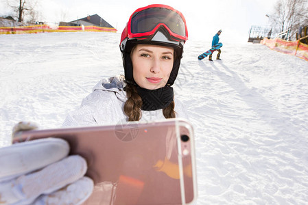 美丽的年轻女滑雪选手用智图片