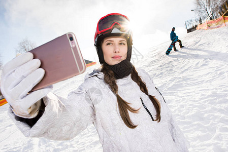 美丽的年轻女滑雪选手用智图片