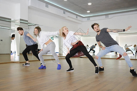 巴黎攻势不断！李刚仁直塞，埃梅里小角度射门被诺伊尔扑住