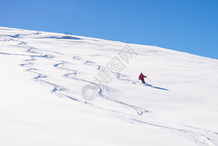 一个人在意大利阿尔卑斯山的雪坡上滑下脚踏板图片