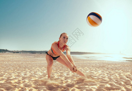 打沙滩排球的女人图片