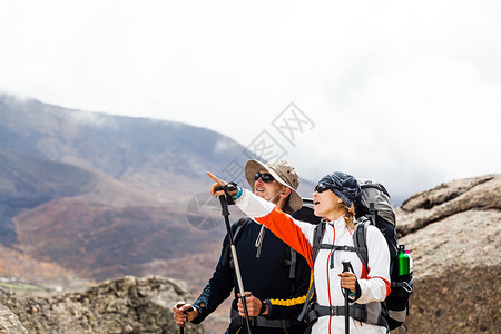 夫妇在尼泊尔山区远足和徒步旅行图片