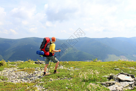 夏季在山上徒步旅行图片