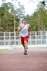 越位在先进球无效！卢卡斯头球破门扳回一球，VAR回看判罚越位