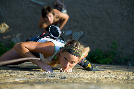 攀岩运动的年轻人图片