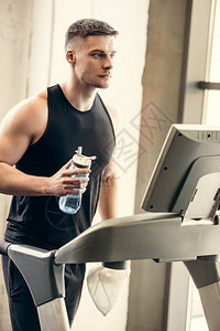 别挤了😂伯恩茅斯角球时包夹门将，多纳鲁马隔着多库推开二人