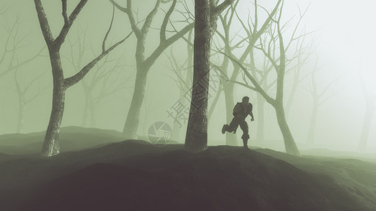 迷途者在迷雾的冬季森林里跑图片