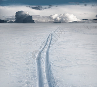 冰面上的越野滑雪道图片