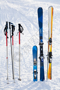 冬季度假村雪地滑雪中的滑图片