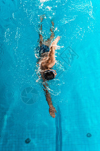 在竞技游泳池中年轻专业游泳运动图片