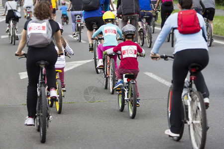 街头赛跑时的一群骑自行车的人图片