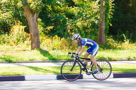 女运动员骑自行车的人骑赛车在乡村夏季阳光明媚的道路或高速公路上骑自行车的女人铁人三项或自行图片