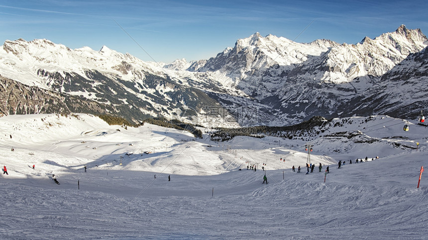 参加冬季运动胜地Swissalps的休闲娱乐活动的滑图片