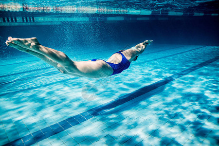 年轻女游泳女运动员在游泳池中锻图片
