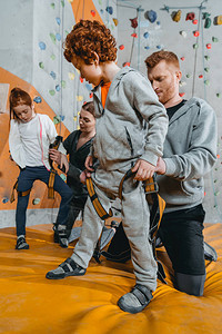 在健身房爬墙时将小儿子绑在绳子上连着一整图片
