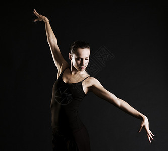 深色背景下优雅的芭蕾舞女演员图片