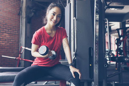 美丽的肌肉适合女人锻炼肌肉和健身女人在健身房锻炼健身健康生图片