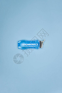 蓝色背景上孤立的运动水壶背景图片