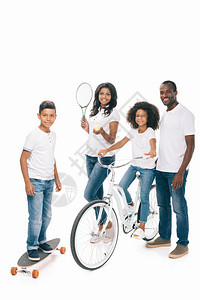 加布里埃尔拼抢中被击中面部，队医处理后继续比赛