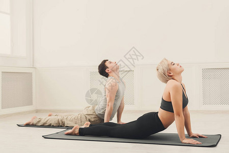 健壮男女训练瑜伽图片