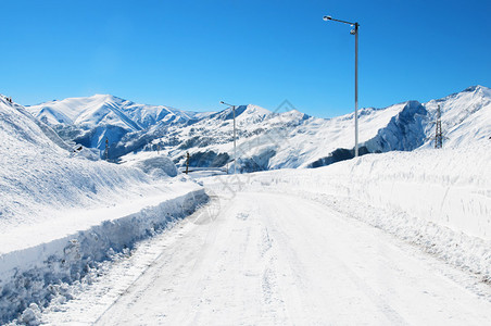 冬日的雪路图片