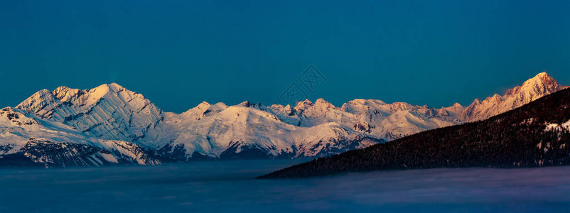 瑞士阿尔卑斯山区CransMontana山脉风景全日落景观图片