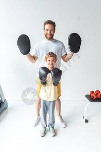 快乐的父亲和可爱的小男孩在拳击图片