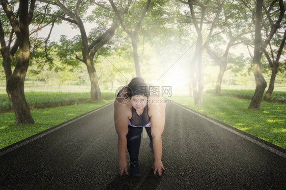 照片来自亚洲胖女人在路上跪下时准备逃跑的照片图片