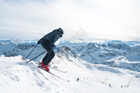 享受冬天的滑雪者图片