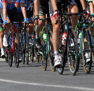 骑自行车者们在国际赛车比图片
